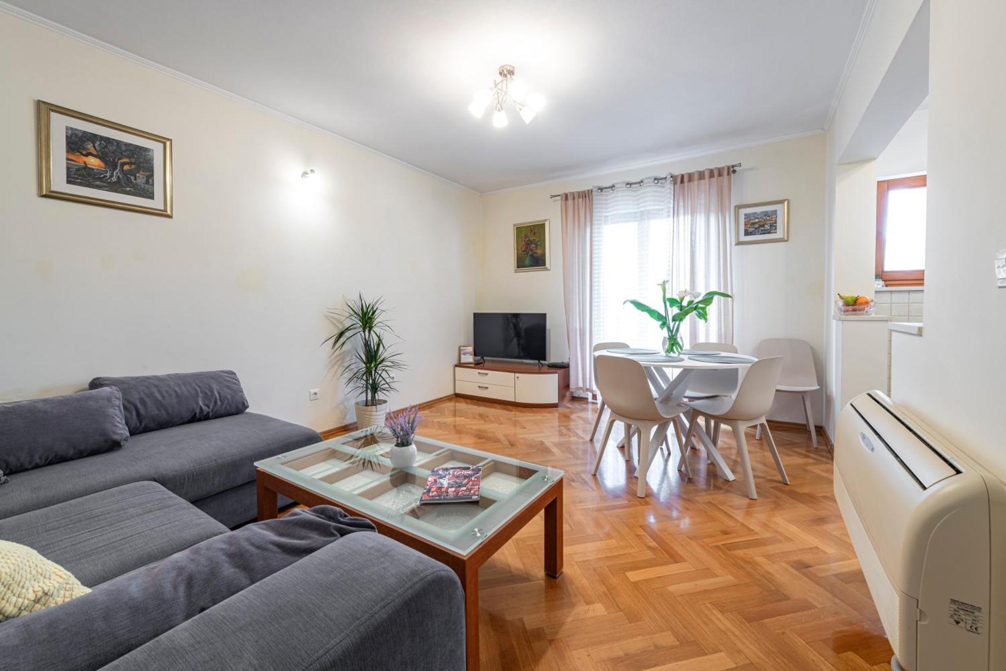 Apartment Mart *